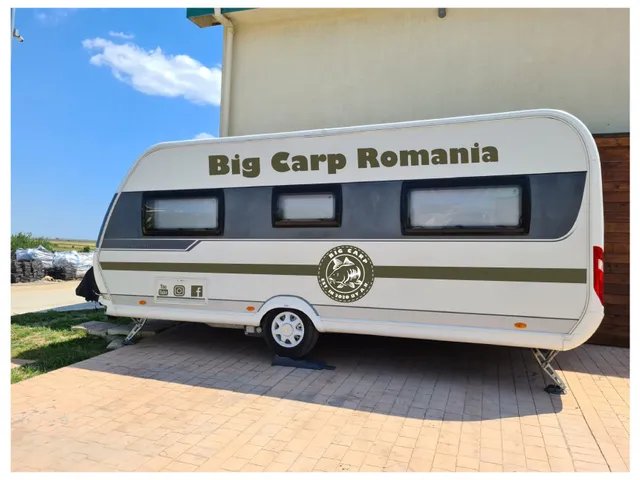 Colantare autorulotă cu branding Big Carp Romania, vedere laterală
