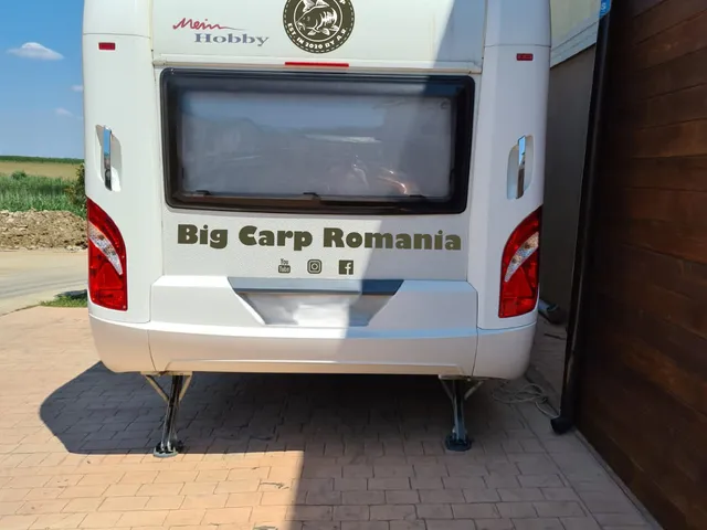Inscripționare spate autorulotă cu logo și social media
