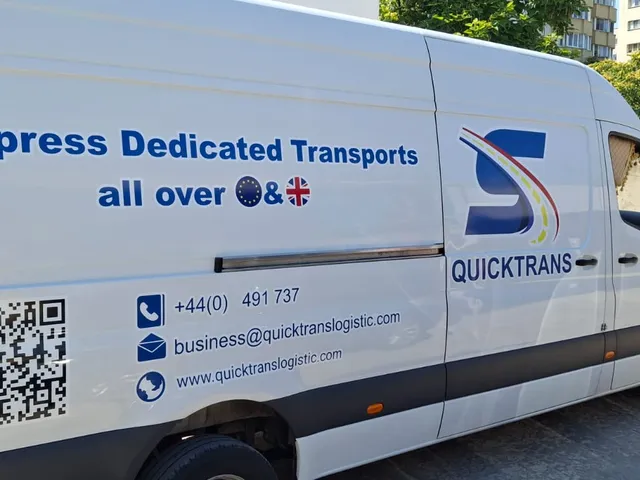 Colantare dubă Mercedes Sprinter cu grafică publicitară Quicktrans, București