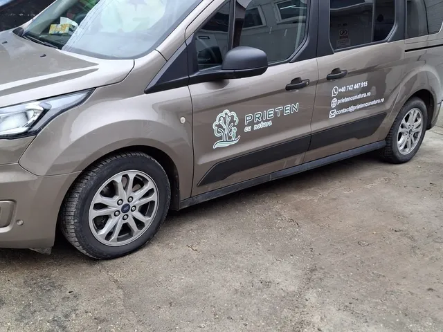 Inscripționare autoutilitară Ford Transit Connect cu logo și date de contact